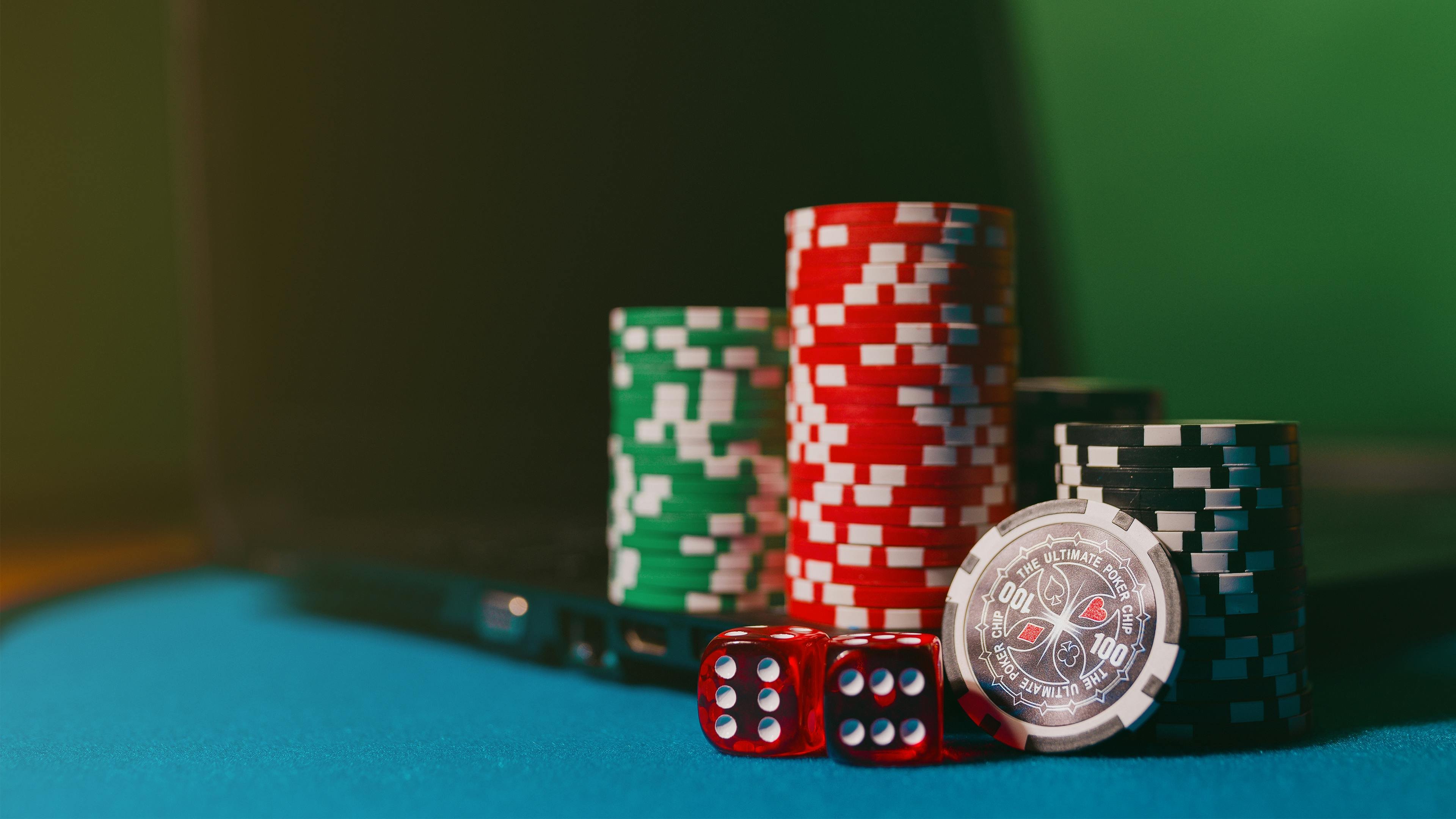 Antarmuka Bandar Ceme di platform batik slot menampilkan meja permainan dengan pemain dan kartu domino