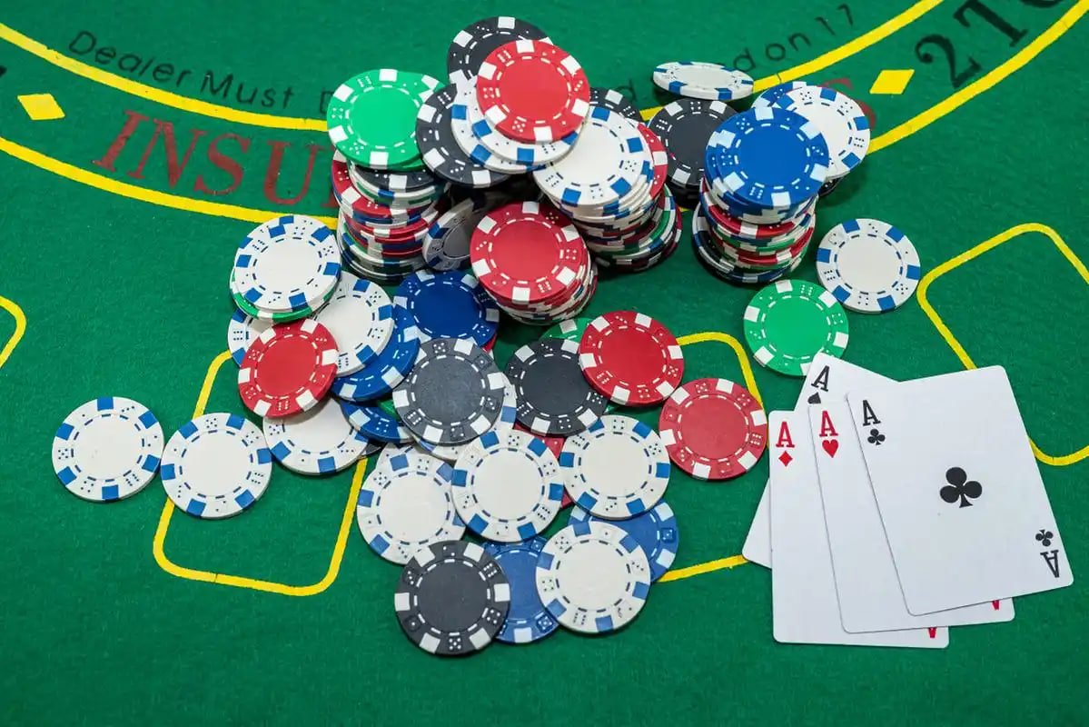 Kartu domino dalam Bandar Ceme menampilkan kombinasi nilai dan simbol tradisional